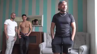 L'alpha Darek tasse le cul d'un jeune mec latino au sperme