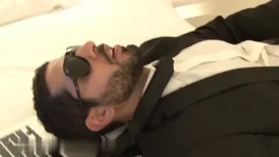 Le vigile de l'hotel marocain laboure le cul d'un daddy