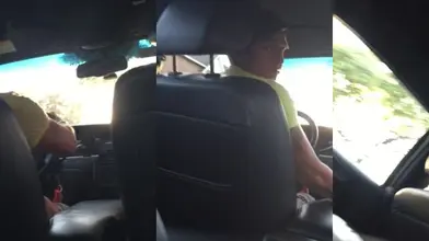 Un chauffeur Uber lui branle la bite