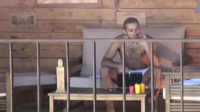 Mon voisin arabe s'astique le zob sur son balcon