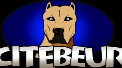 Jeune mec et deux vigiles de nuit