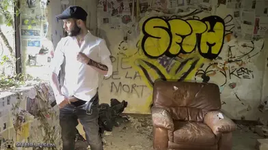 Plan rough dans un squat (consenti)