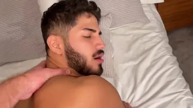 Jeune mec initié par une grosse bite