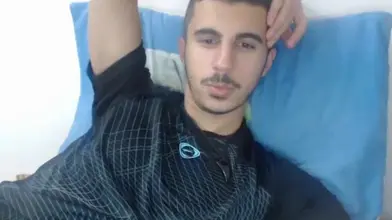 Jeune Algérien séduisant se donne du plaisir en direct devant sa webcam