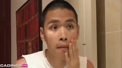 Jeune asiatique se fait baiser par un minet arabe bien monté