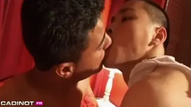 Jeune asiatique se fait baiser par un minet arabe bien monté