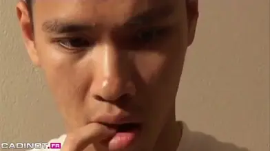 Jeune asiatique se fait baiser par un minet arabe bien monté