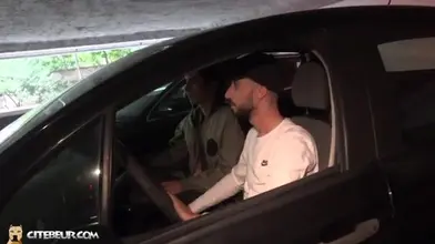 Parking souterrain – gorge posée avec un mec bien servi