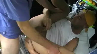 Cruising en Voiture et dans les vignes avec un auto-stoppeur arabe