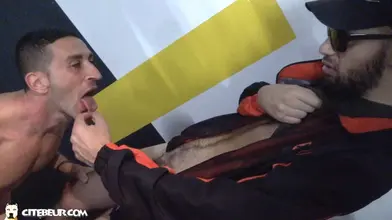 Plan suce discret au parking avec un lascar