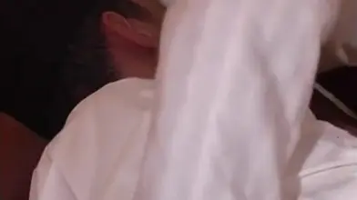 Sous la djellaba, une bonne bite à sucer !