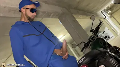 Shelam XXL se fait plaisir sur le parking