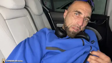 Shelam XXL se fait plaisir sur le parking