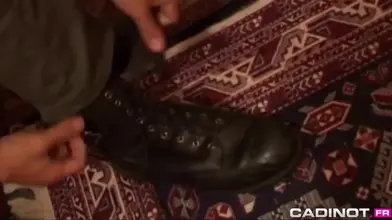 Le masseur l'a fait bander... il le baise !