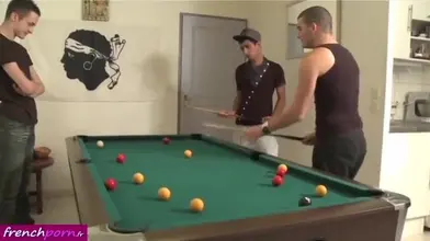 Jeune couple chauffe leur pote hétéro