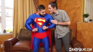 Un beau baiseur ténébreux en spiderman