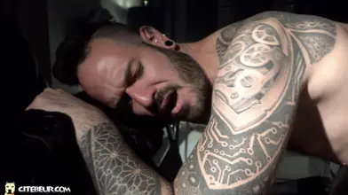 Marocain hétéro baise le cul d'un motard