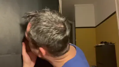 Il suce un gros zob aux gloryholes