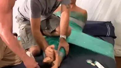 Bondage : pieds chatouillés