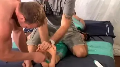 Bondage : pieds chatouillés