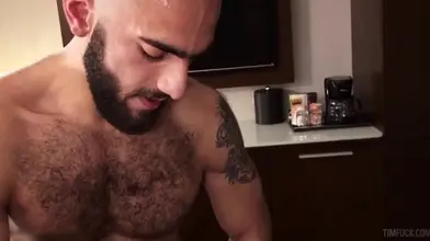 Cul poilu à inséminer avec du sperme