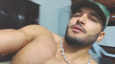 A genoux pour Sultan, maître d'arabe