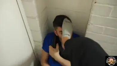 Nettoyez mes pieds sales, bâtard !