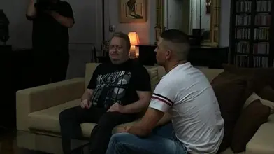 Un petit mec mignon fessé par un vieil homme