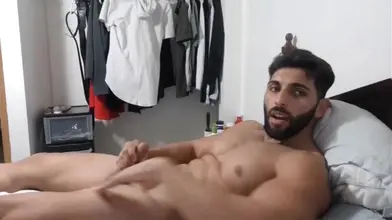 Un homme arabe avec un grand gland éjacule jusqu'à son visage