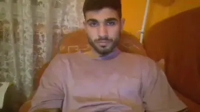 Amir se caresse la bite à la caméra