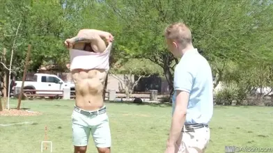 A quatre pattes pour se faire profondément baiser par un dom arabe