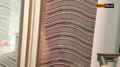 Jeune arabe nu sous la douche