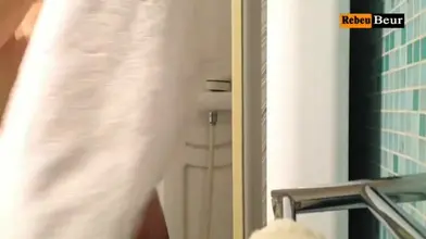 Jeune arabe nu sous la douche