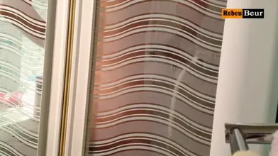 Jeune arabe nu sous la douche