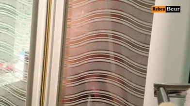 Jeune arabe nu sous la douche