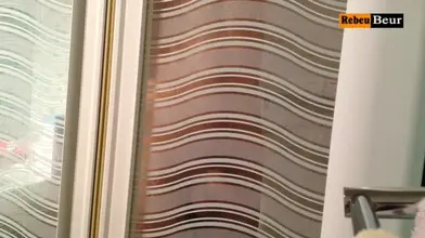 Jeune arabe nu sous la douche