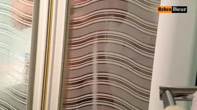 Jeune arabe nu sous la douche