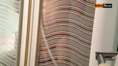 Jeune mec arabe chaud sous la douche