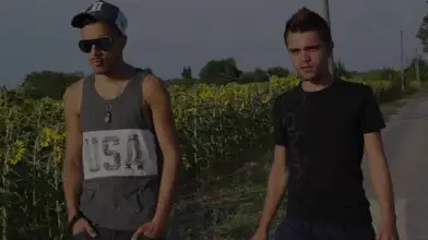 Un voyou dépucele un mec dans un champ