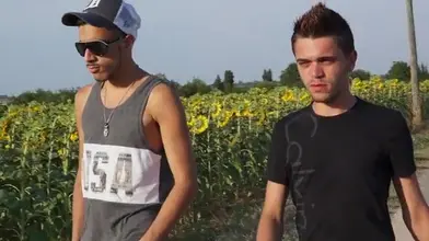 Un voyou dépucele un mec dans un champ