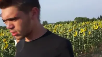 Un voyou dépucele un mec dans un champ