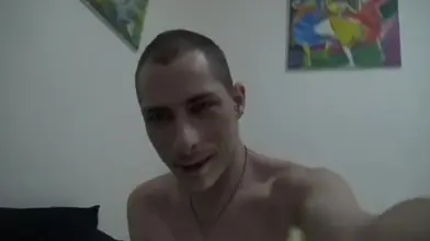 Un voyou domine un jeune parisien