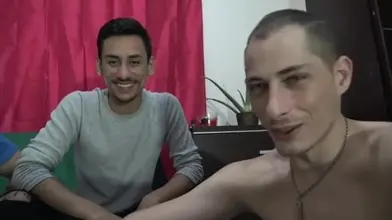 Un voyou domine un jeune parisien