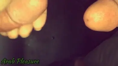 Le beau gosse maghrébin me suce la bite