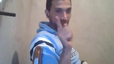 Jeune marocain se branlant sur cam