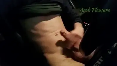 Jeune Marocain imberbe se vide