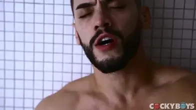 Un mâle arabe agressif qui écrase un joli mec