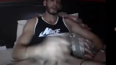 Se branle en fumant un joint