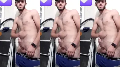 Un voyou maghrébin français fier de sa grosse bite