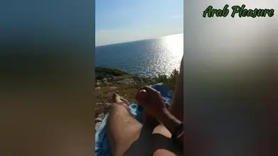 Un arabe poilu se fait branler à la caméra